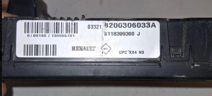 Renault Megane II 2003-2008 sedan 1.5 DCI diesel MT 74 kW 2004  Poistková skrinka 8200306033A S118399300J