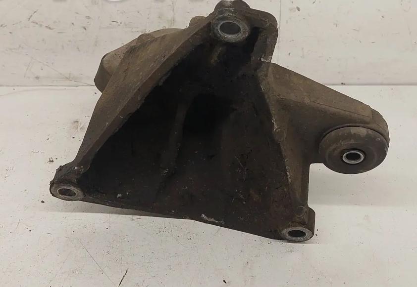 Volkswagen Passat B5 1995-2005 Držiak prevodovky 8D0399114S