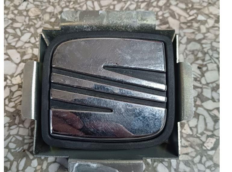 Seat Ibiza IV 6J 2008-2017 hatchback 1.6 TDI diesel MT 66 kW 2012  Zámok zadnej kapoty 6J4827565A