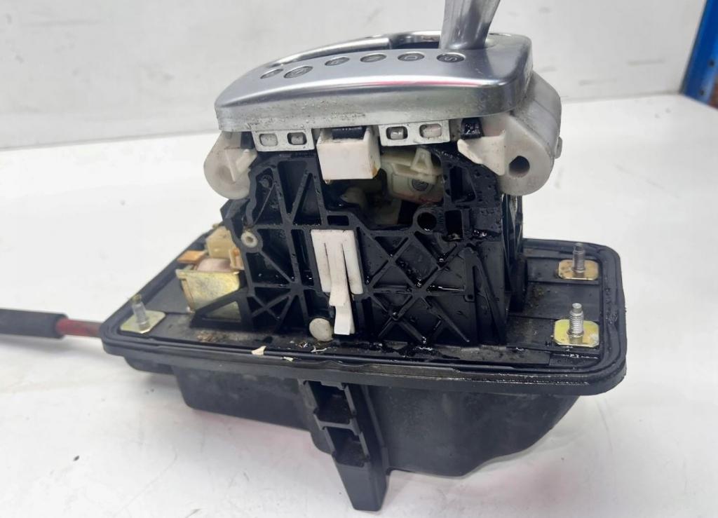 Audi A4 B6 2000-2004 sedan 1.9 TDI diesel AVF MT 96 kW 2004 Rýchlostná páka (kulisa) 8E1713111R