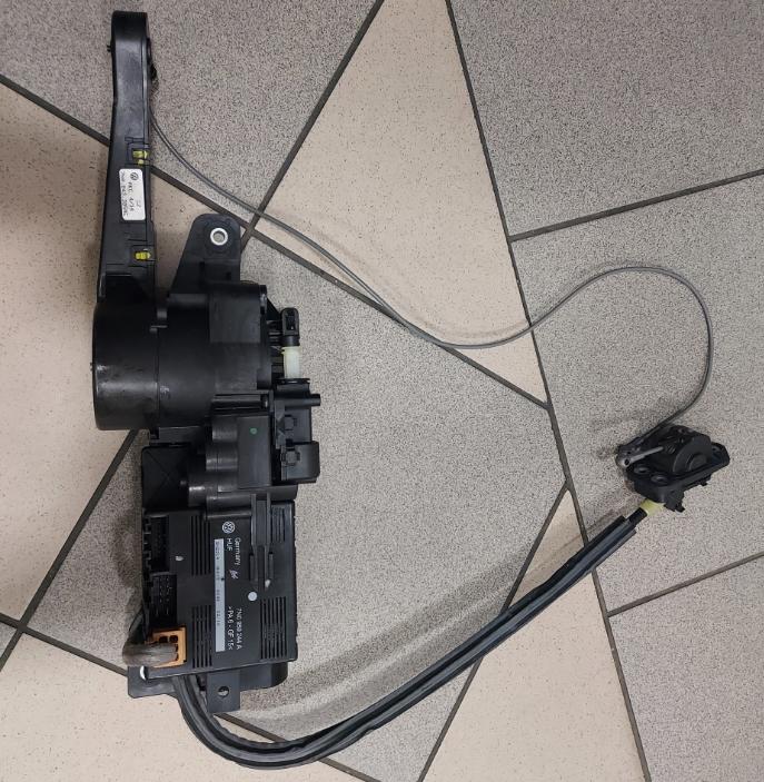 Volkswagen Sharan II 2010-2022 hatchback Motorček zámku dverí zadný pravý 7N0959244A 7N0843385AE