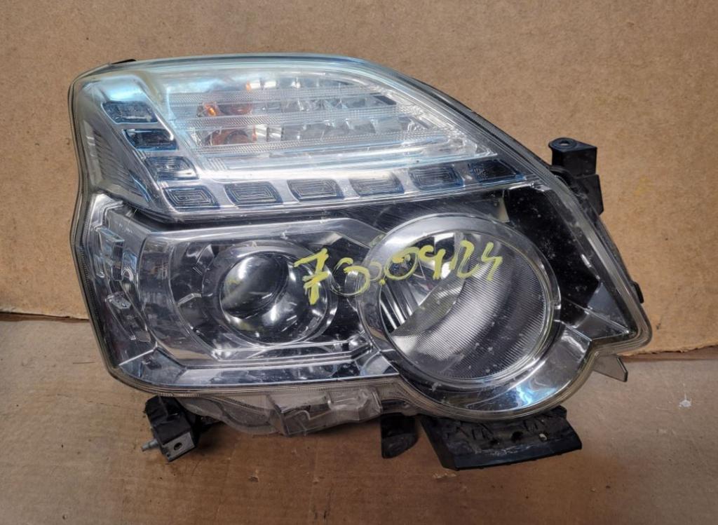 Nissan X-trail II T31 2008-2013 hatchback 2.0 DCI diesel MT 127 kW 2008  Svetlo predné pravé