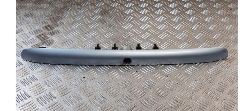 Volkswagen Passat B5 1995-2005 sedan 1.6 petrol MT 74 kW 1997  Lišta 3B0827574A