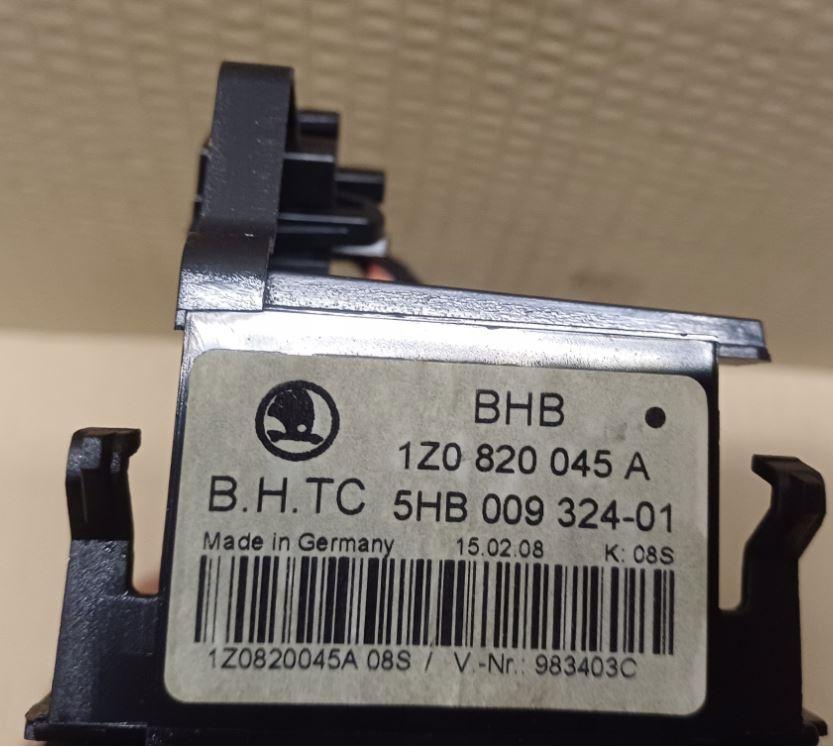 Skoda Octavia II 2004-2013 hatchback 1.8 TSI petrol MT 118 kW 2009  Panel kúrenia/klimatizácie 1Z0820045A