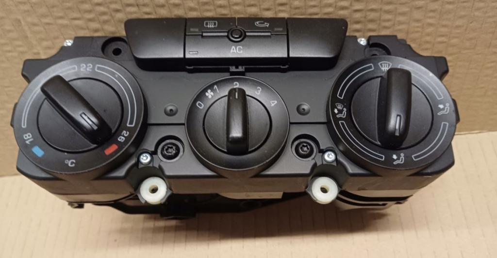 Skoda Octavia II 2004-2013 hatchback 1.8 TSI petrol MT 118 kW 2009  Panel kúrenia/klimatizácie 1Z0820045A