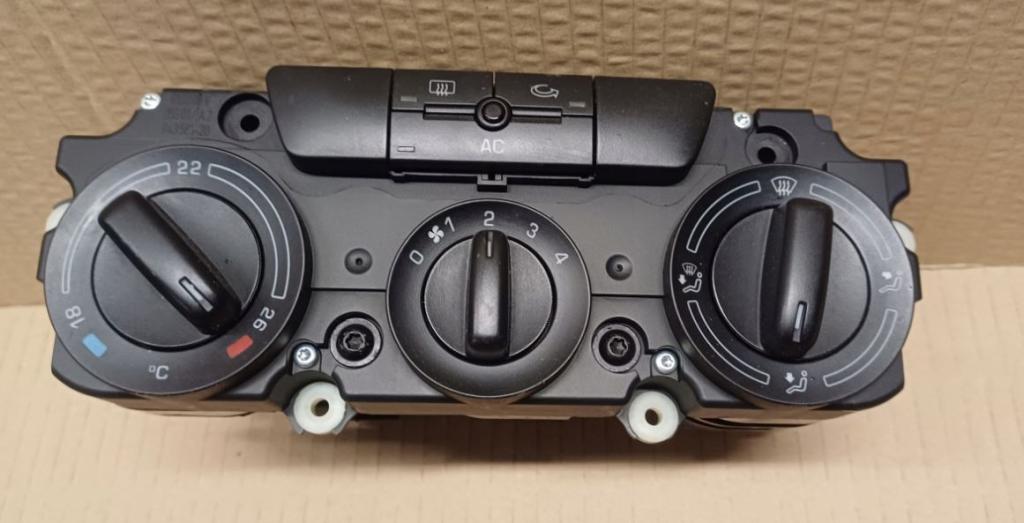 Skoda Octavia II 2004-2013 hatchback 1.8 TSI petrol MT 118 kW 2009  Panel kúrenia/klimatizácie 1Z0820045A