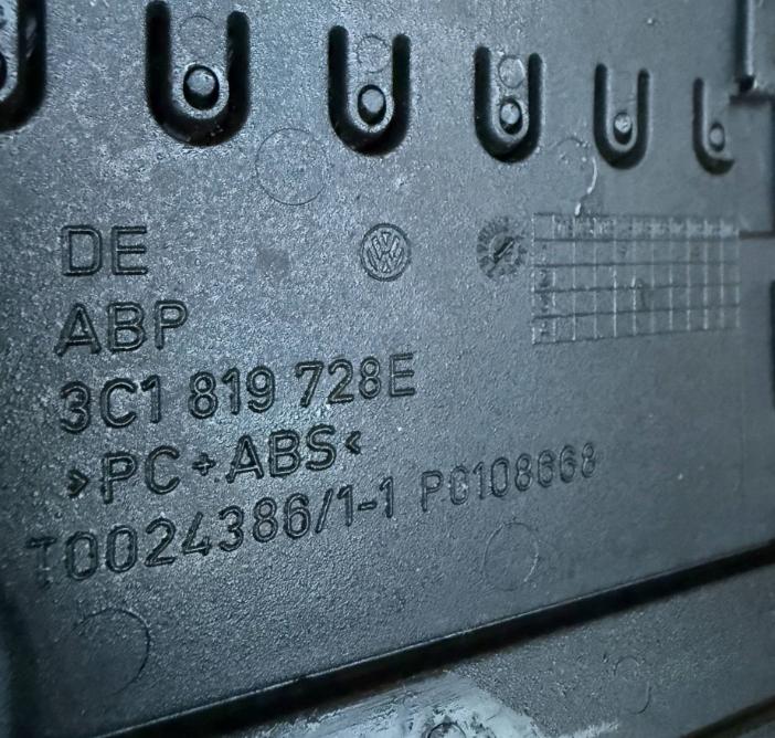 Volkswagen Passat B6 2005-2010 sedan  Mriežka kúrenia (fukár) 3C1819728E