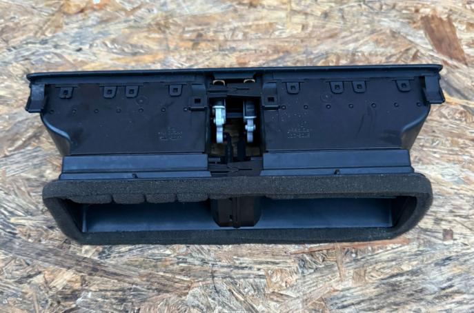 Volkswagen Passat B6 2005-2010 sedan  Mriežka kúrenia (fukár) 3C1819728E