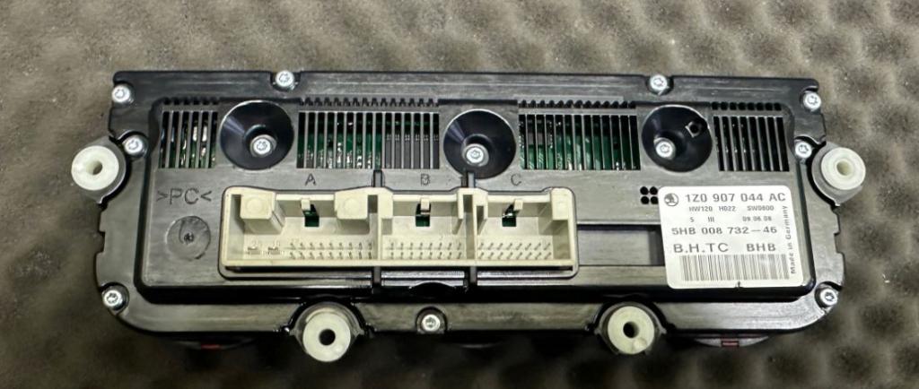 Skoda Octavia II 2004-2013 hatchback 1.6 SR petrol MT 75 kW 2005  Panel kúrenia/klimatizácie 1Z0907044AC