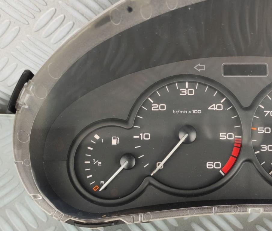 Peugeot 206 hatchback 2.0 HDI diesel MT 66 kW 2003  Prístrojová doska 9643401180