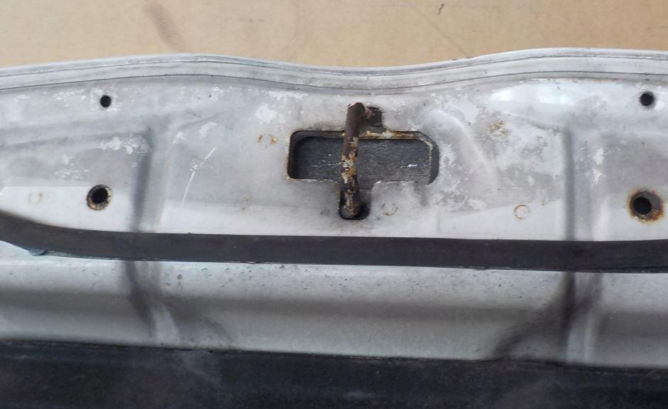 Toyota Corolla E11 1997-2002 hatchback 1.4 VVTI petrol MT 71 kW 2000  Kapota predná