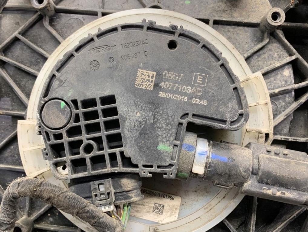 Audi A4 B9 2015-2018 combi AVANT 2.0 TDI diesel AT 110 kW 2016  Nádrž AdBlue 8W0131878AC 4M0907355