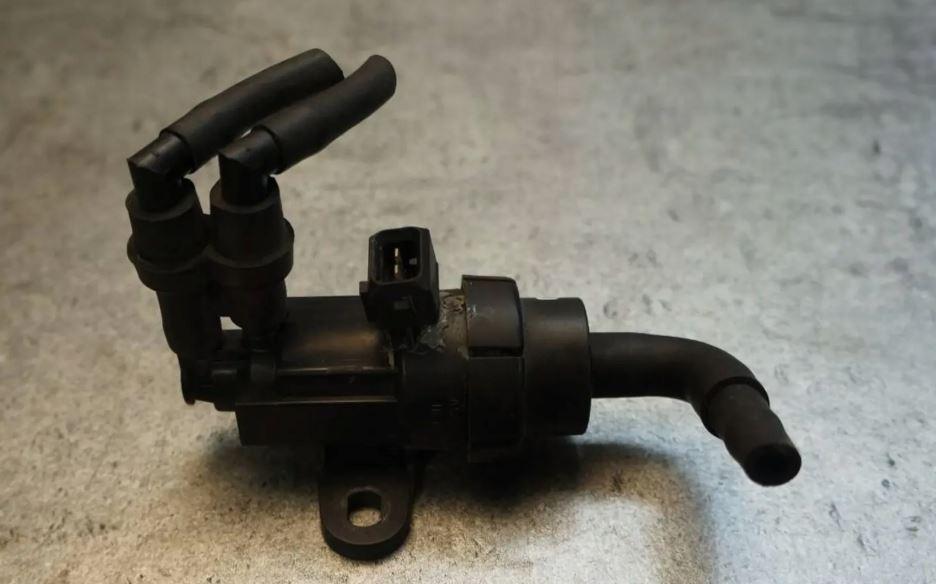 Ford Focus Mk1 1998-2004 hatchback 1.8 TDDI diesel MT 66 kW 2000 Podtlakový ventil 98AB-9E882-AA