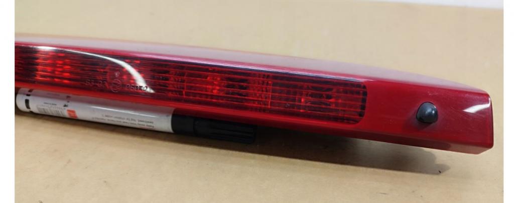 Renault Clio III 2005-2012 combi 1.5 DCI diesel MT 63 kW 2010  Brzdové svetlo zadné (horné) 8200618714