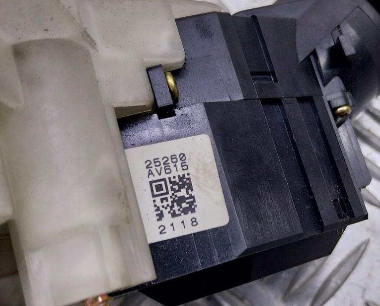 Nissan Terrano II 1992-2006 suv 2.7 TD diesel 74 kW 1994  Prepínacie páčky pod volantom 25260AV615 25540AV600