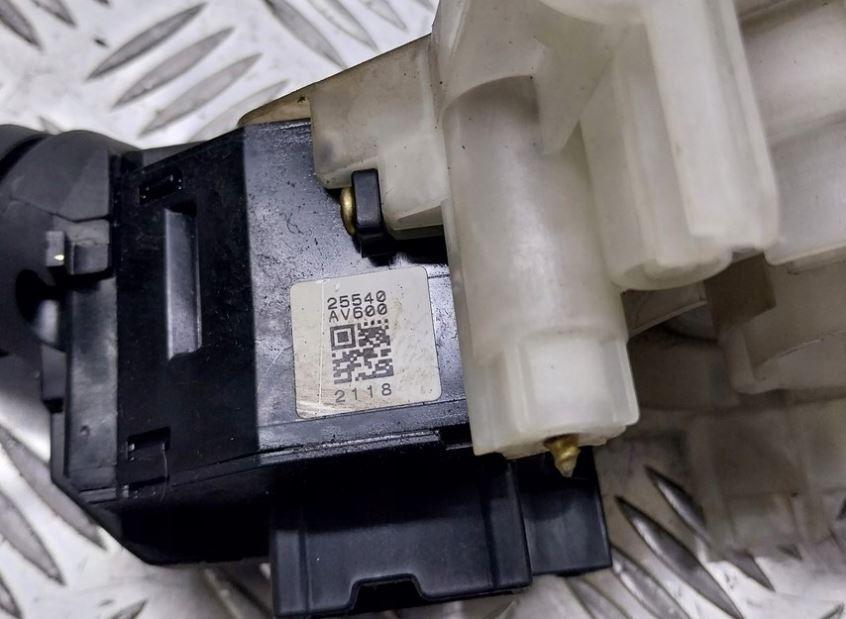 Nissan Terrano II 1992-2006 suv 2.7 TD diesel 74 kW 1994  Prepínacie páčky pod volantom 25260AV615 25540AV600