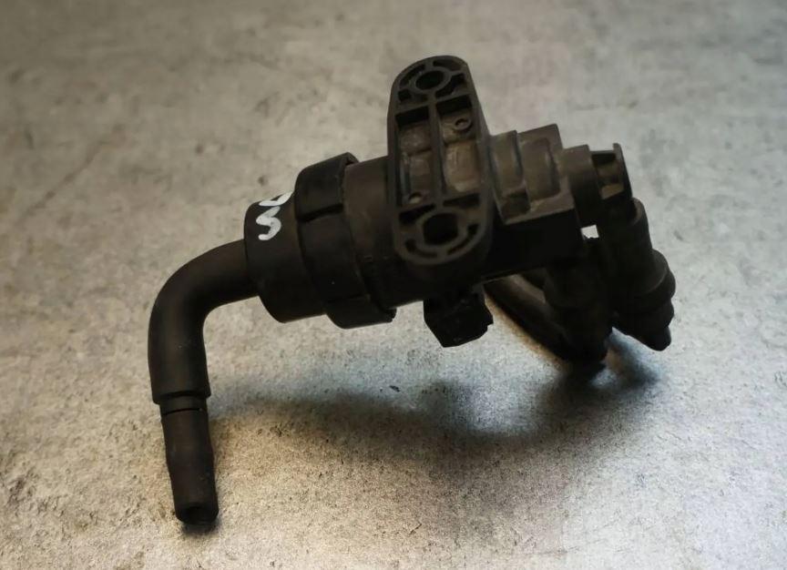 Ford Focus Mk1 1998-2004 hatchback 1.8 TDDI diesel MT 66 kW 2000  Podtlakový ventil 98AB-9E882-AA