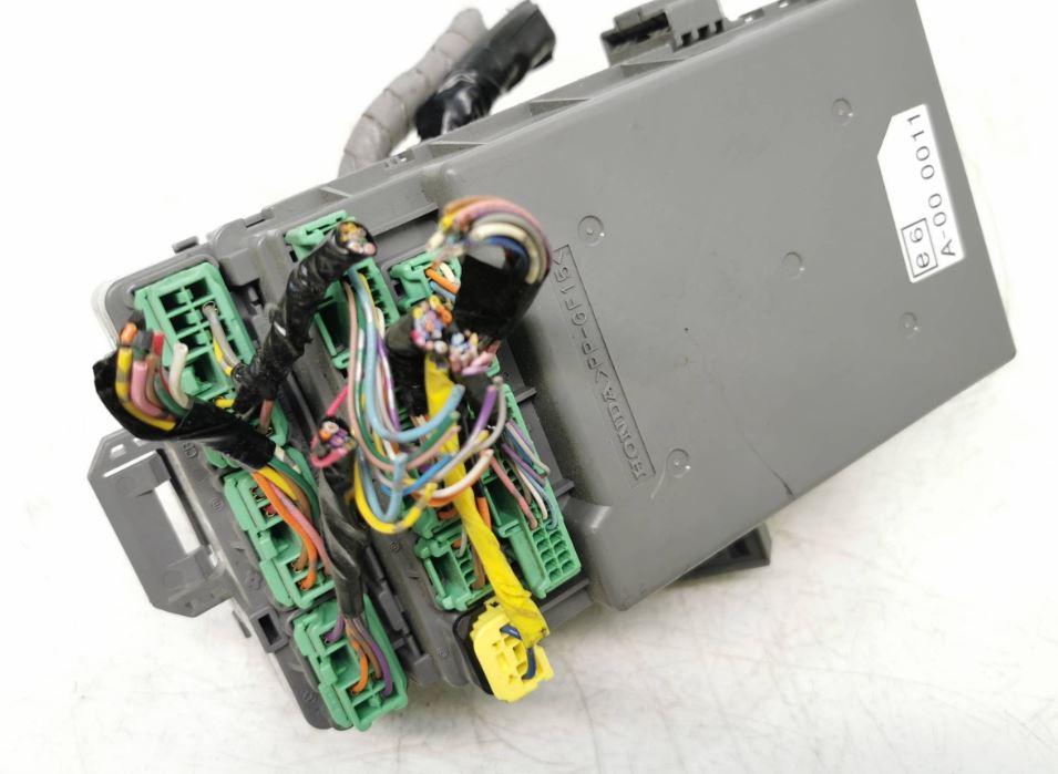 Honda CR-V III 2006-2011 hatchback 2.2 I-DTEC diesel MT 110 kW 2012  Poistková skrinka SWAS732 091117 52555lh