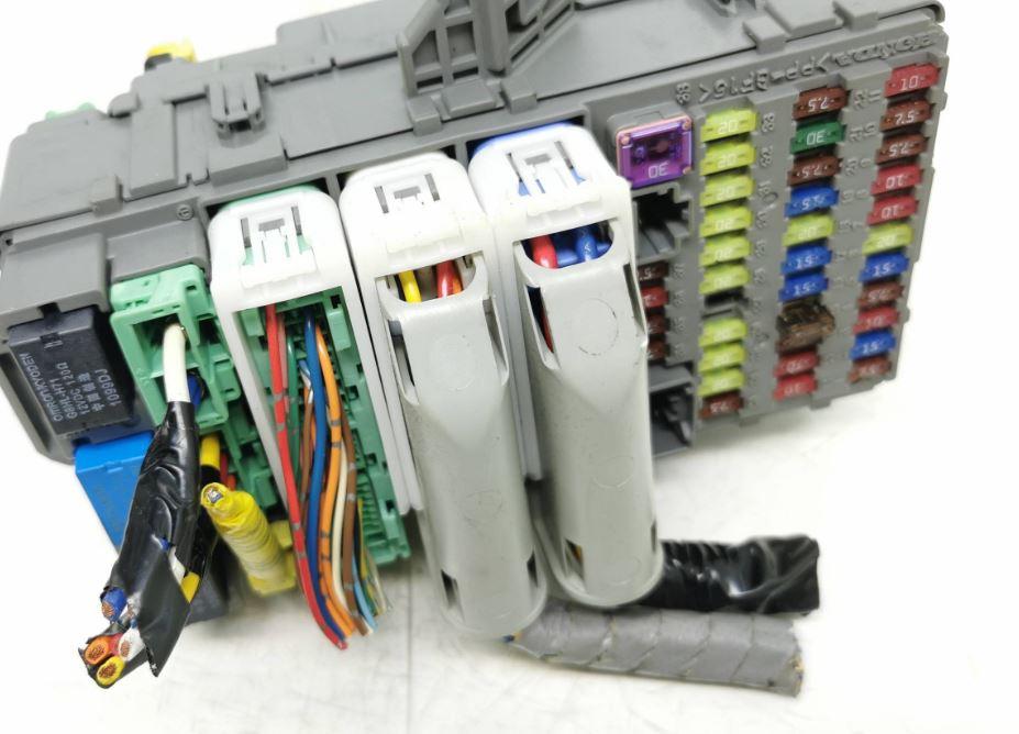 Honda CR-V III 2006-2011 hatchback 2.2 I-DTEC diesel MT 110 kW 2012  Poistková skrinka SWAS732 091117 52555lh