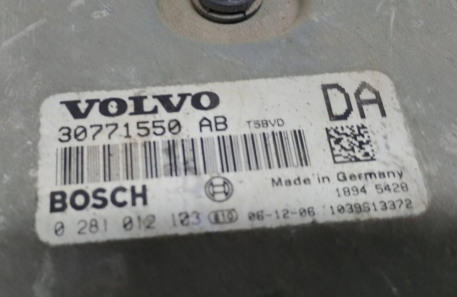 Volvo S60 I 2000-2010 sedan 2.4 D5 diesel MT 120 kW 2006  Riadiaca jednotka motora 30771550AB