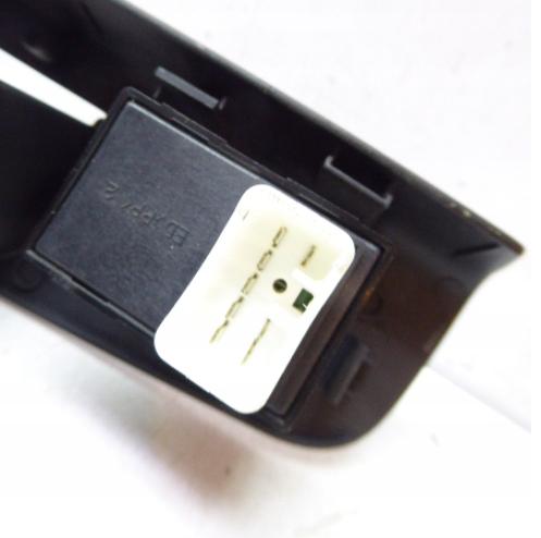 Kia Ceed I 2006-2012 combi 1.6 CRDI diesel 85 kW 2009  Prepínač ovládania okna predný pravý