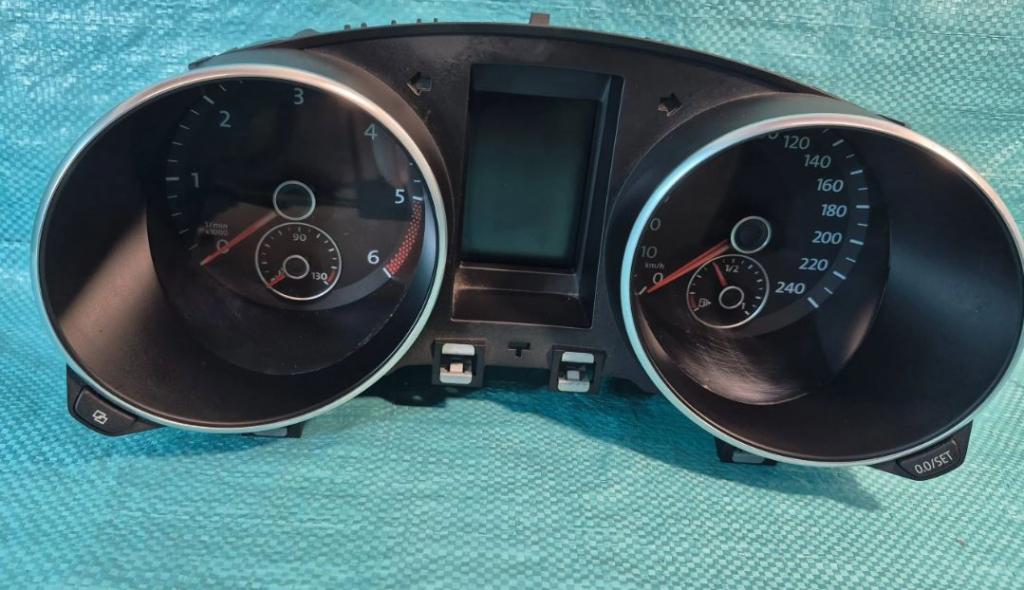 Volkswagen Golf VI 2008-2013 hatchback 2.0 TDI diesel MT 81 kW 2009  Prístrojová doska 5K0920870C VDD024280 0919014269