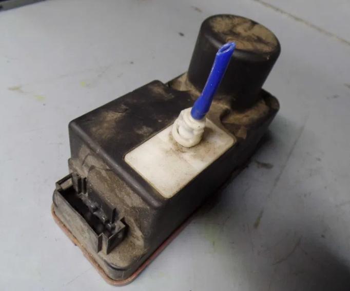 Volkswagen Polo III 6N 1994-2001 Pumpa centrálneho zámku 1H0962257F