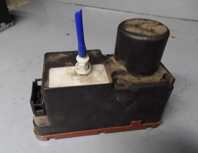 Volkswagen Polo III 6N 1994-2001 Pumpa centrálneho zámku 1H0962257F