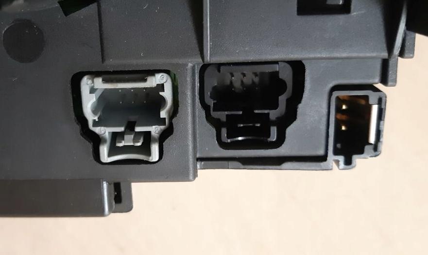 Peugeot 307 hatchback 1.6 HDI diesel 66 kW 2007  Prepínacie páčky pod volantom 96477540XT