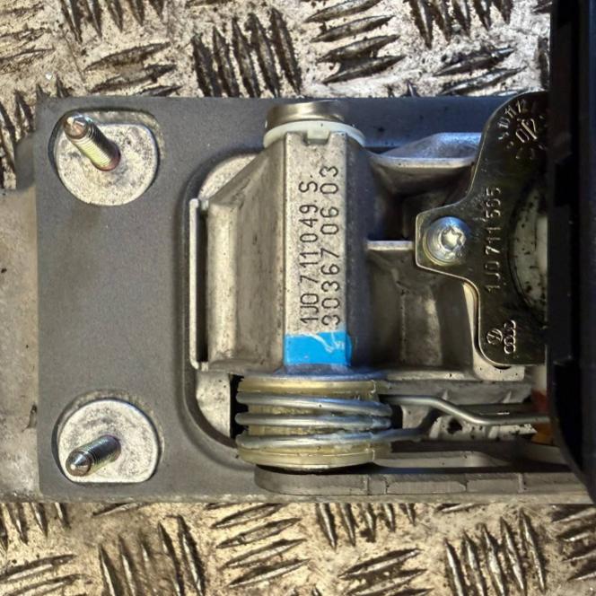 Audi A3 8L 1996-2003 hatchback 1.9 TDI diesel MT 96 kW 2003 Rýchlostná páka (kulisa) 1J0711049S