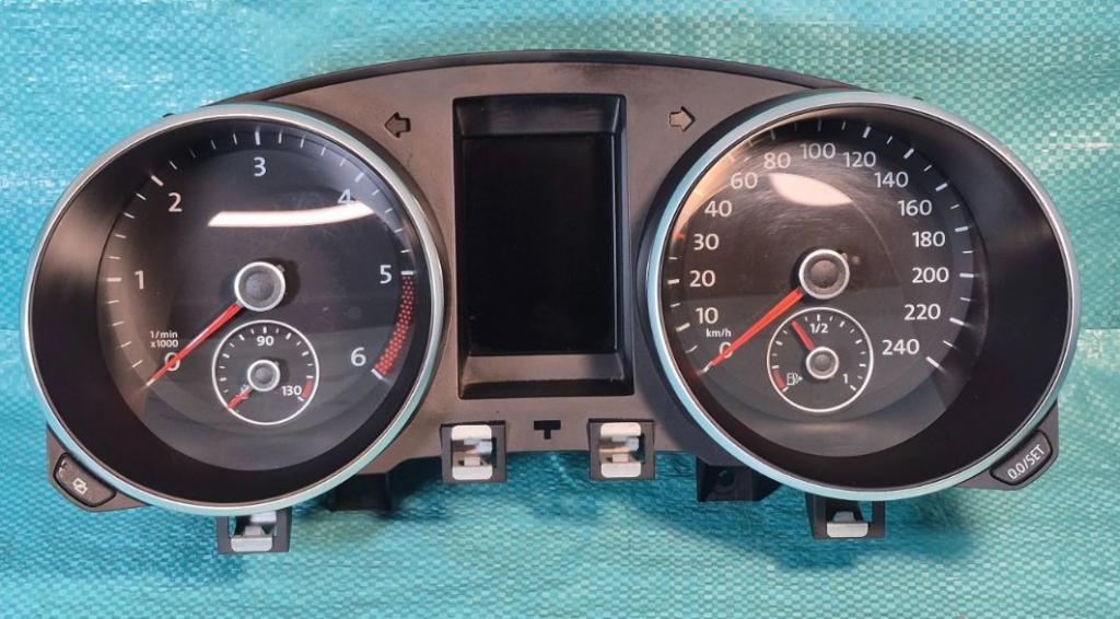 Volkswagen Golf VI 2008-2013 hatchback 2.0 TDI diesel MT 81 kW 2009  Prístrojová doska 5K0920870C VDD024280 0919014269