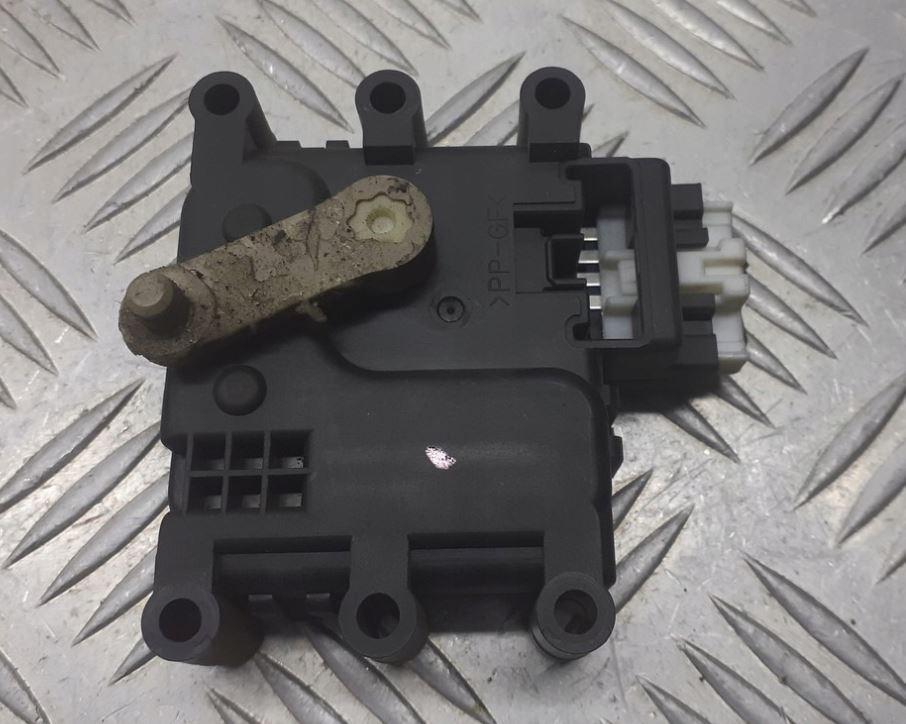 Mazda 3 I BK 2003-2009 sedan 1.6 petrol MT 77 kW 2004  Motorček kúrenia