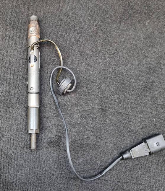 Audi A6 C5 1997-2004 sedan 2.5 TDI diesel MT 132 kW 2001  Vstrekovač paliva 059130202F