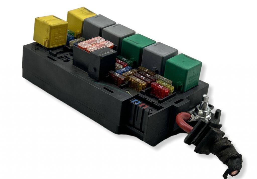 Mercedes ML W164 2005-2011 hatchback 3.0 CDI diesel AT 165 kW 2008  Poistková skrinka A1645400072 2519205 5072426