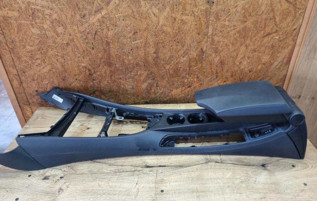 BMW E87 E81 Stredový tunel