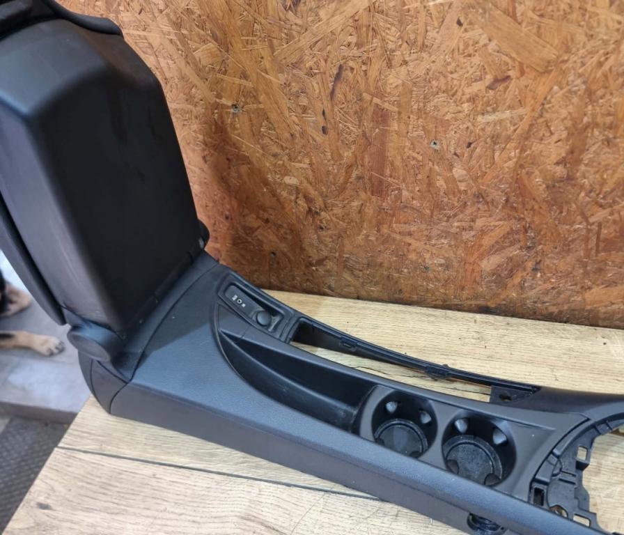 BMW E87 E81 Stredový tunel