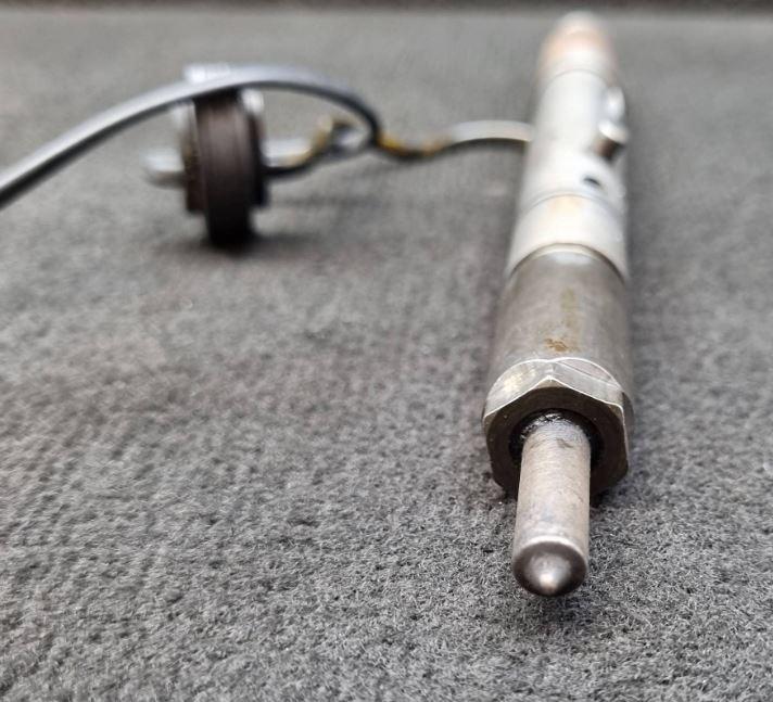 Audi A6 C5 1997-2004 sedan 2.5 TDI diesel MT 132 kW 2001  Vstrekovač paliva 059130202F