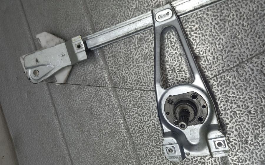 Volkswagen Polo III 6N 1994-2001 hatchback 1.0 petrol MT 37 kW 2000  Mechanizmus sťahovania okna zadný pravý 6N4839402