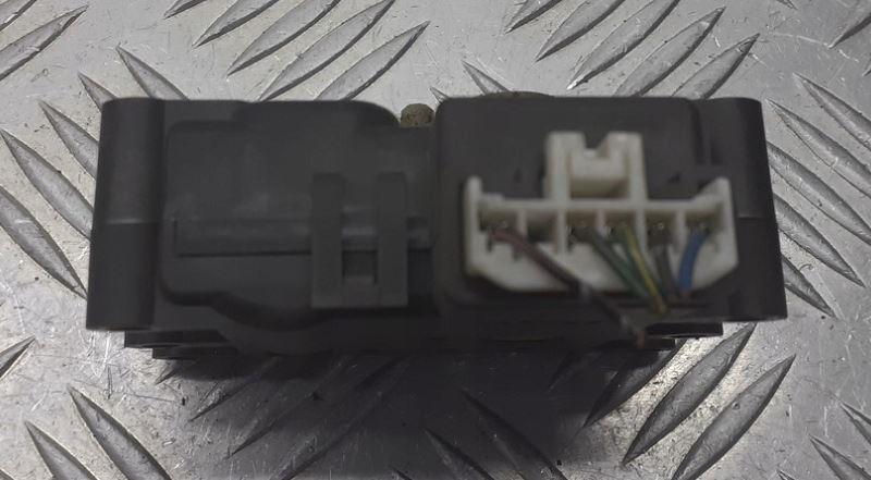 Mazda 3 I BK 2003-2009 sedan 1.6 petrol MT 77 kW 2004  Motorček kúrenia