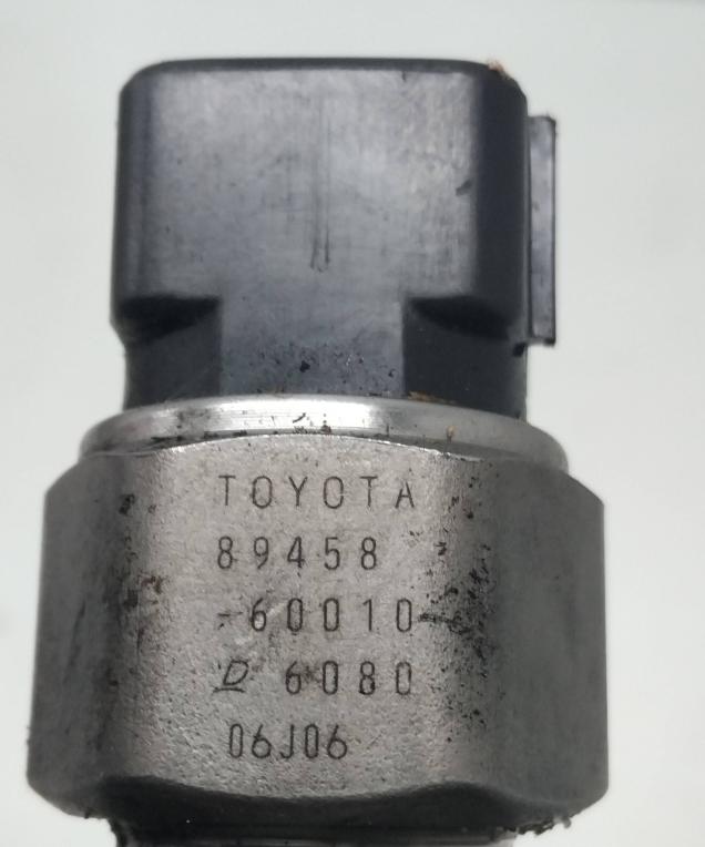 Toyota Corolla Verso II 2004-2009 hatchback 2.2 D-CAT diesel MT 130 kW 2006  Vstrekovacia rampa 8945860010