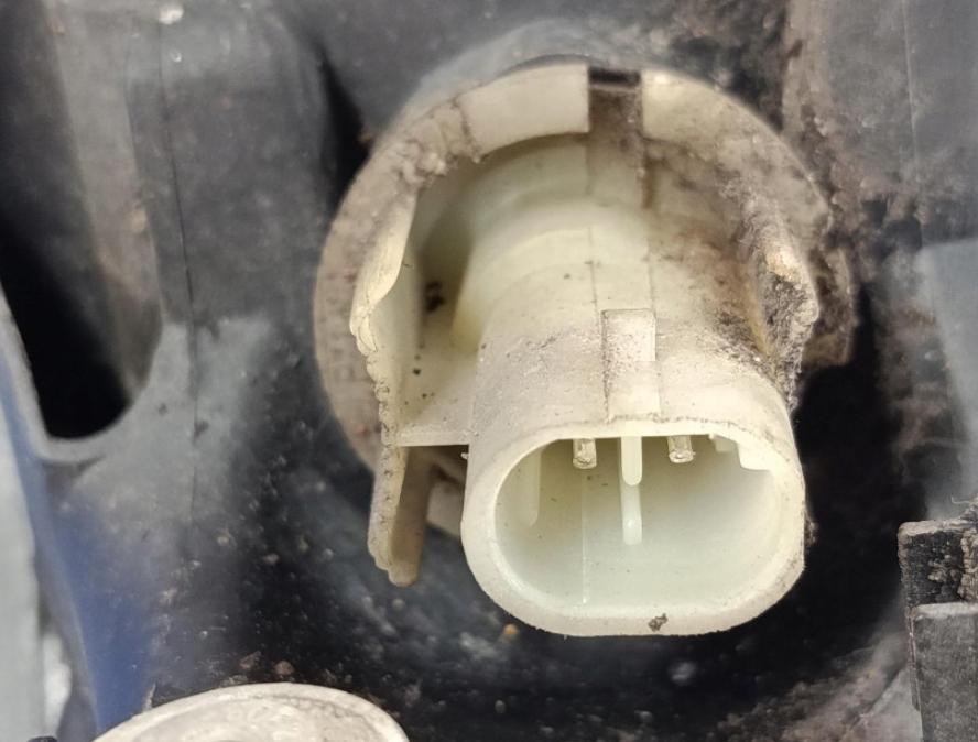 Mitsubishi Space star hatchback 1.9 DID diesel MT 75 kW 2001  Svetla predné  L+P 156263-00 156264-00