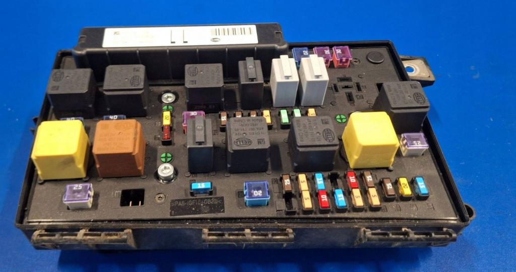 Opel Astra III 2004-2014 hatchback 1.7 CDTI diesel MT 81 kW 2012  Poistková skrinka 13268302