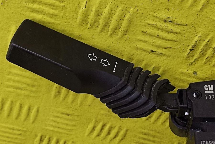 Opel Vectra C 2002-2008 sedan 1.6 16v petrol MT 74 kW 2002  Prepínacie páčky pod volantom 13204147