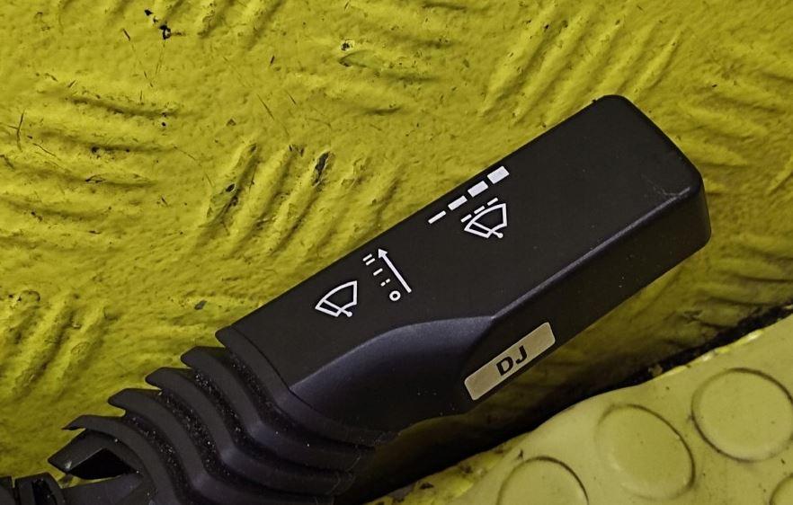 Opel Vectra C 2002-2008 sedan 1.6 16v petrol MT 74 kW 2002  Prepínacie páčky pod volantom 13204147