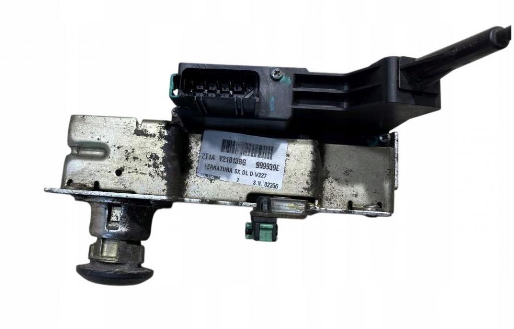 Ford Transit connect 1.8 TDCI diesel 81 kW 2007  Zámok dverí predný ľavý 2T1AV21813BG