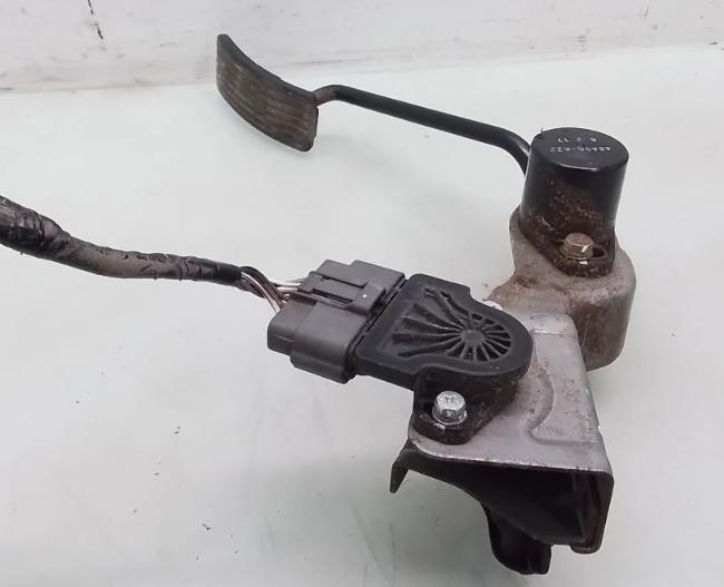 Mitsubishi Pajero SPORT 2.5 TD (K94W) 4D56T 85kW 2005 Potenciometer plynového pedálu