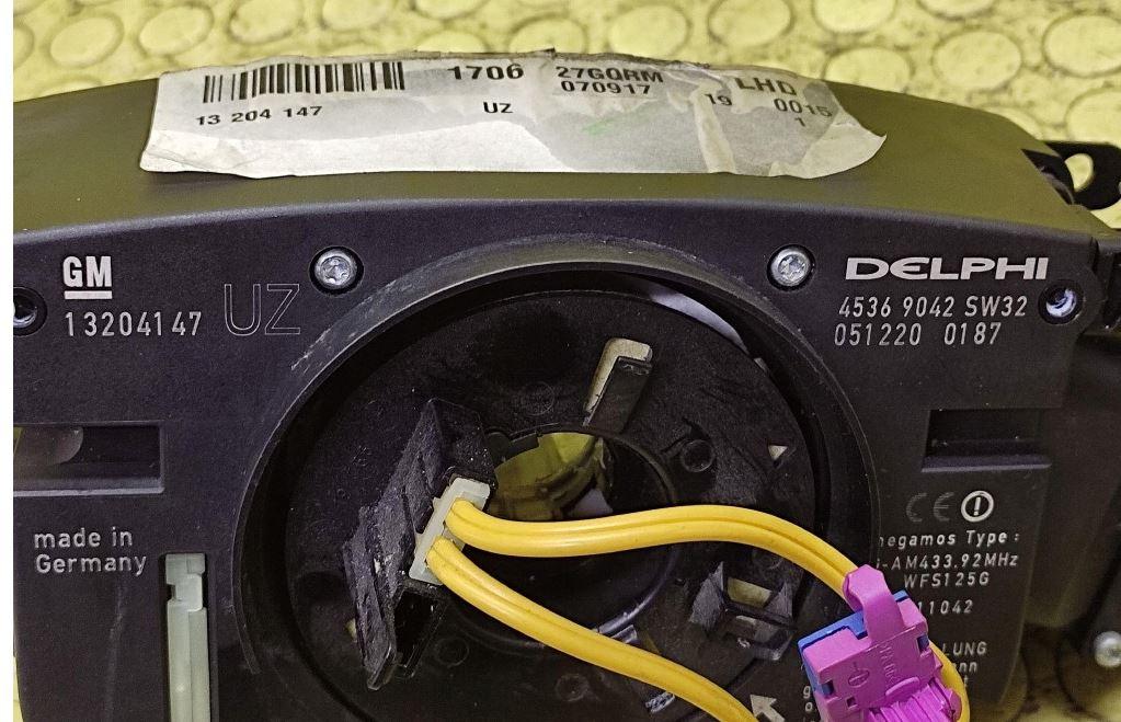 Opel Vectra C 2002-2008 sedan 1.6 16v petrol MT 74 kW 2002  Prepínacie páčky pod volantom 13204147