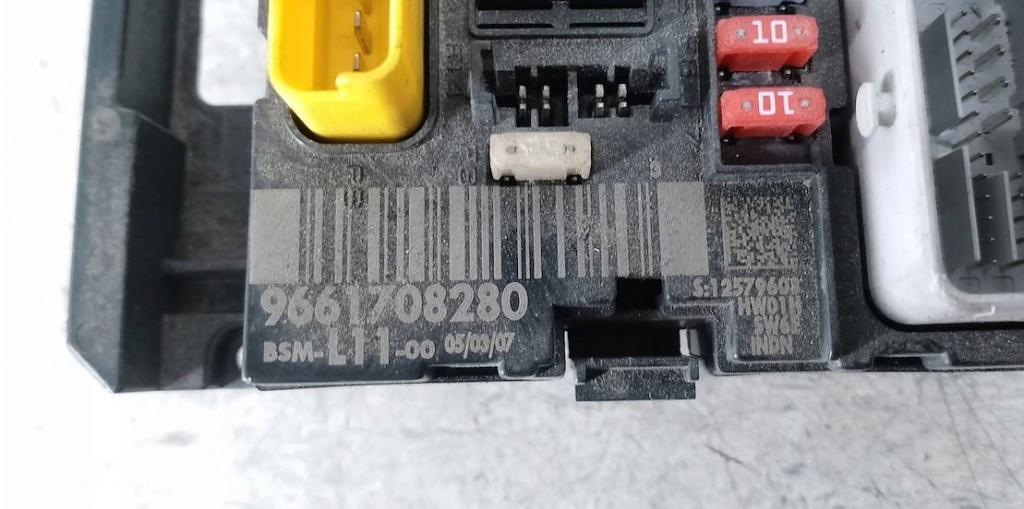 Peugeot 307 hatchback 1.6 HDI diesel MT 66.2 kW 2005  Poistková skrinka 9661708280