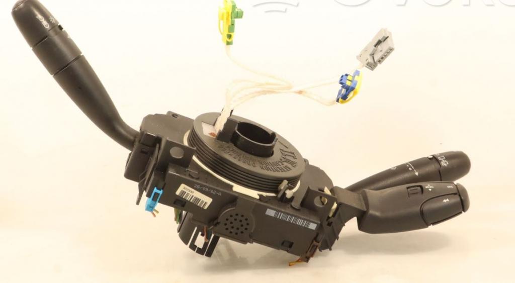 Peugeot 307 hatchback 1.6 16v petrol MT 80 kW 2003  Prepínacie páčky pod volantom 96477540XT