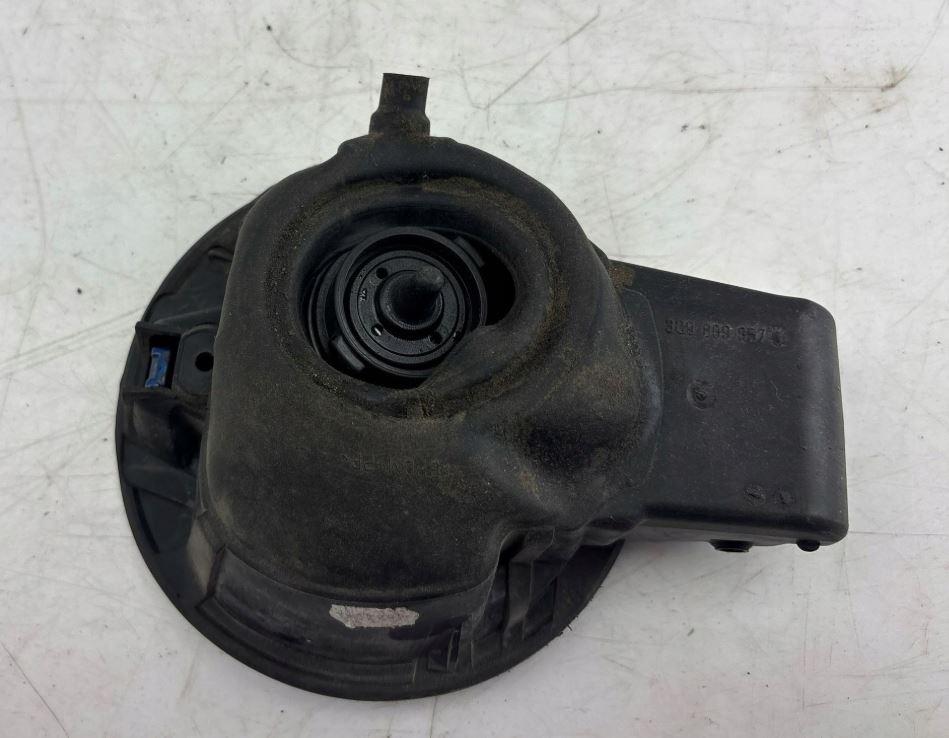 Volkswagen Passat B6 2005-2010 combi 2.0 TDI diesel AT 125 kW 2010  Dvierka nádrže paliva